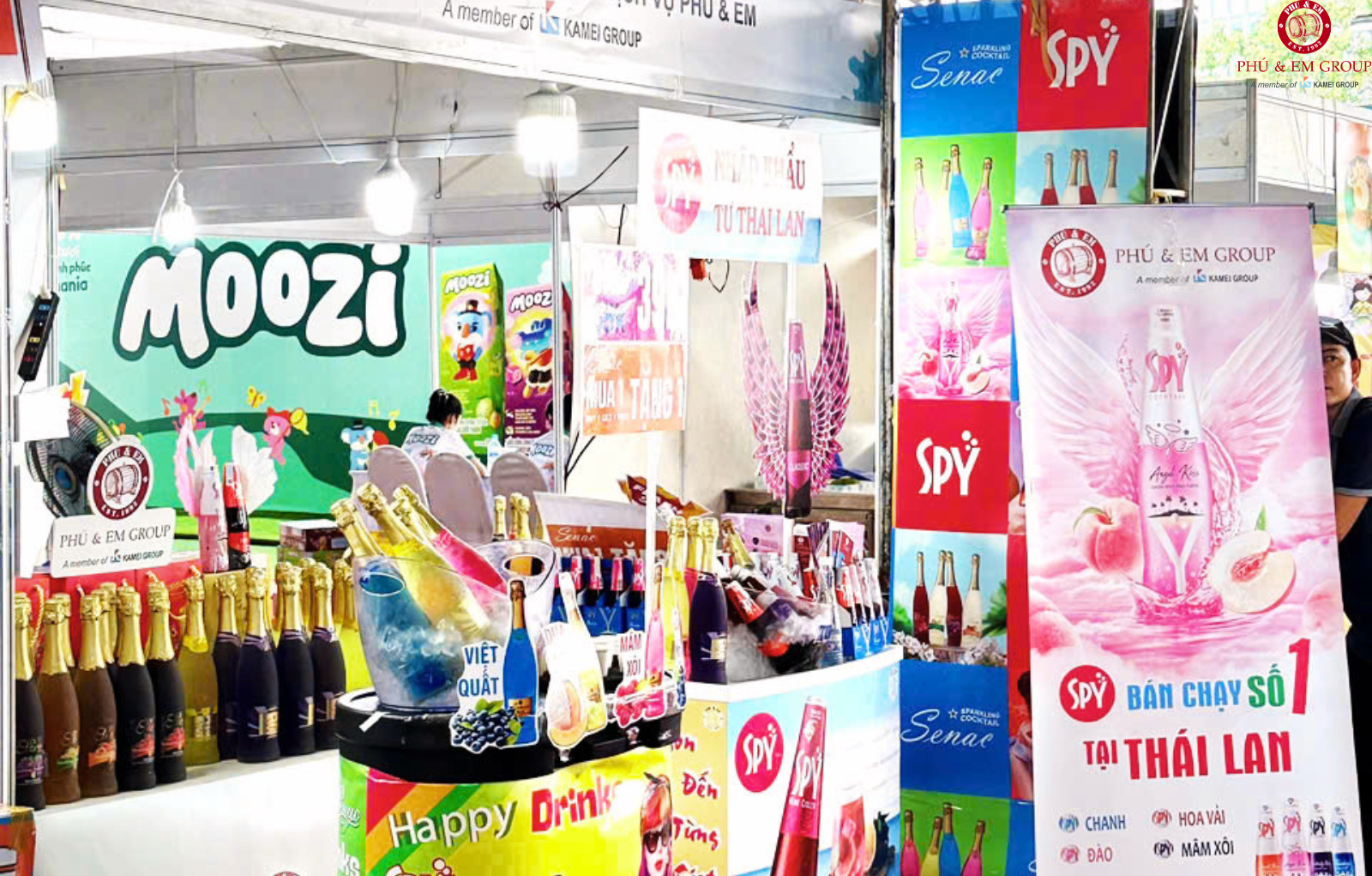 Gian h&agrave;ng của Ph&uacute; & EM tạo điểm nhấn tại khu vực sự kiện